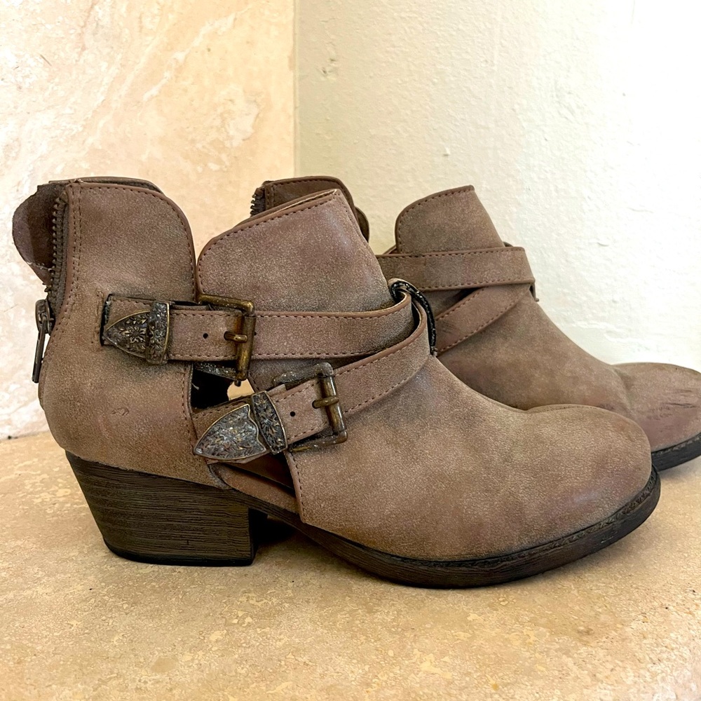 O’Neill taupe buckled booties